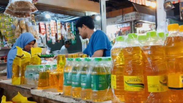 Tak Sesuai Takaran, Pedagang di Pasar Ceger Tangerang Masih Jual MinyaKita Tak Sesuai Takaran, Pedagang di Pasar Ceger Tangerang Masih Jual MinyaKita