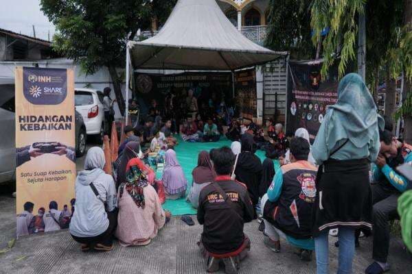 INH-Komunitas Ojol Rawamangun Bersih-bersih Masjid dan Bagikan Makanan Buka Puasa INH-Komunitas Ojol Rawamangun Bersih-bersih Masjid dan Bagikan Makanan Buka Puasa