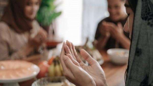 4 Bacaan Doa Berbuka Puasa Ramadhan Sesuai Sunnah, Lengkap Arab, Latin, & Artinya 4 Bacaan Doa Berbuka Puasa Ramadhan Sesuai Sunnah, Lengkap Arab, Latin, & Artinya