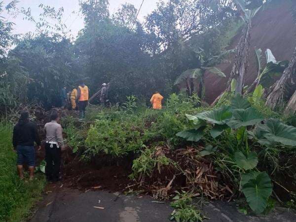 Jalan Raya Pangalengan Tertimbun Longsor, Akses Lalin Lumpuh Total Jalan Raya Pangalengan Tertimbun Longsor, Akses Lalin Lumpuh Total