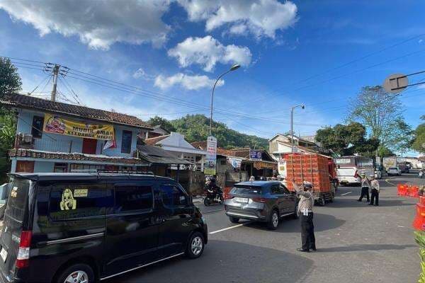 Jalur Nagreg Masih Padat di Hari Terakhir Cuti Bersama, Sudah 10 Kali One Way Jalur Nagreg Masih Padat di Hari Terakhir Cuti Bersama, Sudah 10 Kali One Way