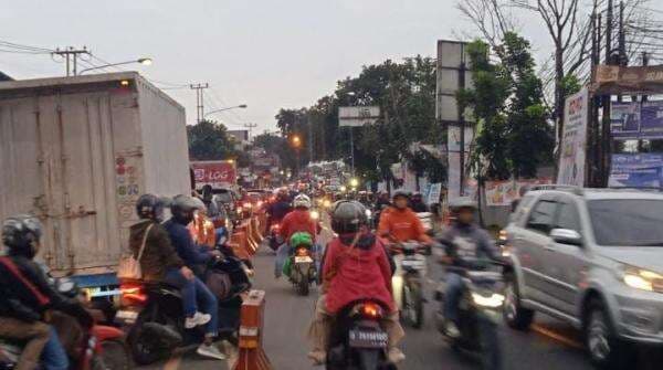 Puncak Arus Mudik Lebaran 2025, Bundaran Cibiru Bandung Macet Puncak Arus Mudik Lebaran 2025, Bundaran Cibiru Bandung Macet