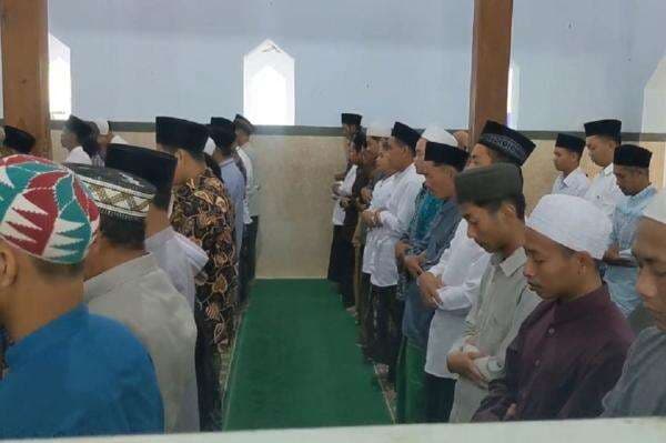 Jemaah Mahfilud Dluror Jember Gelar Sholat Id, Rayakan Lebaran Hari Ini Jemaah Mahfilud Dluror Jember Gelar Sholat Id, Rayakan Lebaran Hari Ini
