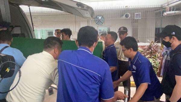 Detik-Detik Jenazah Hotma Sitompul Dibawa ke Rumah Duka di Antasari Jaksel Detik-Detik Jenazah Hotma Sitompul Dibawa ke Rumah Duka di Antasari Jaksel