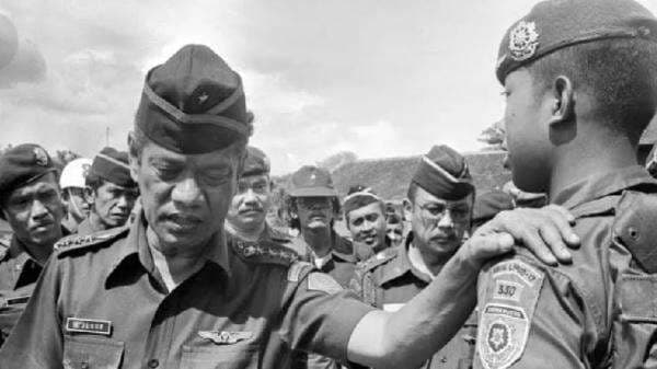 Kisah 5 Jenderal TNI Hidup Sederhana, Nomor 4 Pernah Bikin Kaget Prabowo saat Kunjungi Rumahnya Kisah 5 Jenderal TNI Hidup Sederhana, Nomor 4 Pernah Bikin Kaget Prabowo saat Kunjungi Rumahnya