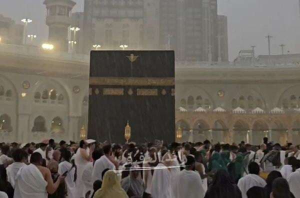 Arab Saudi Diguyur Hujan Deras dan Badai Petir di Akhir Ramadhan, termasuk Makkah Arab Saudi Diguyur Hujan Deras dan Badai Petir di Akhir Ramadhan, termasuk Makkah