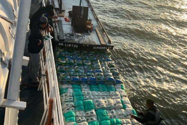 Kapal Patroli Bakamla Gagalkan Penyelundupan Beras dan Gula Pasir dari Malaysia Kapal Patroli Bakamla Gagalkan Penyelundupan Beras dan Gula Pasir dari Malaysia