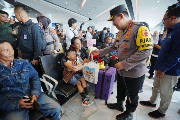 Tinjau Pelabuhan Merak, Kapolri Sebut Terjadi Penguraian Kepadatan Imbas Kebijakan Diskon Tiket dan WFA Tinjau Pelabuhan Merak, Kapolri Sebut Terjadi Penguraian Kepadatan Imbas Kebijakan Diskon Tiket dan WFA