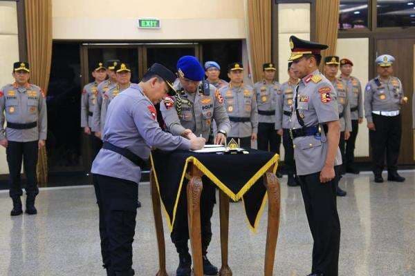 Kapolri Mutasi 49 Perwira Polri, Kapolda Jabar Berganti Kapolri Mutasi 49 Perwira Polri, Kapolda Jabar Berganti
