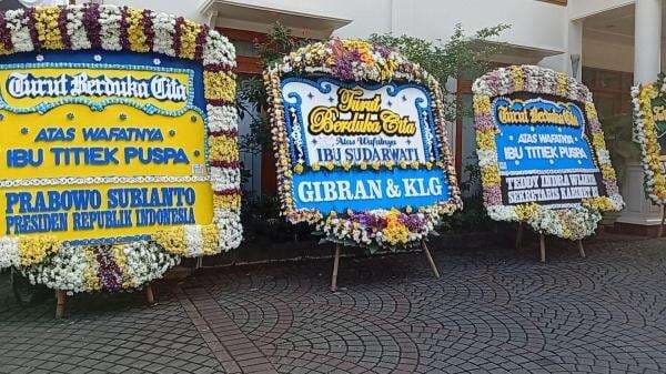 Karangan Bunga Prabowo, Jokowi, Megawati Hiasi Rumah Duka Titiek Puspa di Pancoran Jaksel Karangan Bunga Prabowo, Jokowi, Megawati Hiasi Rumah Duka Titiek Puspa di Pancoran Jaksel