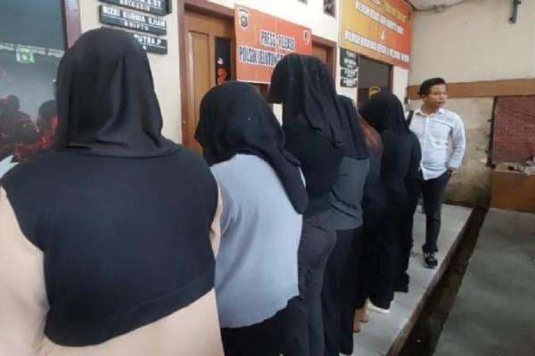 7 Karyawati Cantik Tilep Duit Restoran di Jambi, Dipakai Melancong ke Bali Bersama Kekasih 7 Karyawati Cantik Tilep Duit Restoran di Jambi, Dipakai Melancong ke Bali Bersama Kekasih