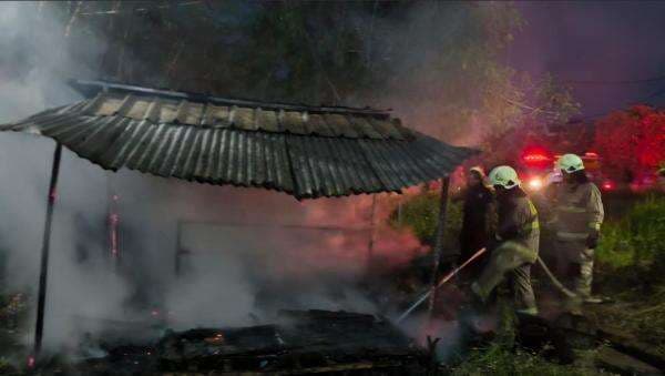 Kebakaran Gubuk di Cakung Diduga Akibat Bakar Sampah Kebakaran Gubuk di Cakung Diduga Akibat Bakar Sampah