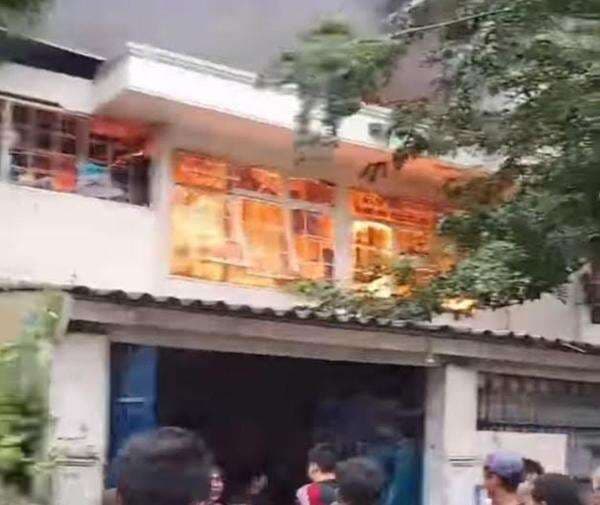 Gudang Online Shop di Jakut Kebakaran, Warga Gotong Royong Evakuasi Paket Gudang Online Shop di Jakut Kebakaran, Warga Gotong Royong Evakuasi Paket