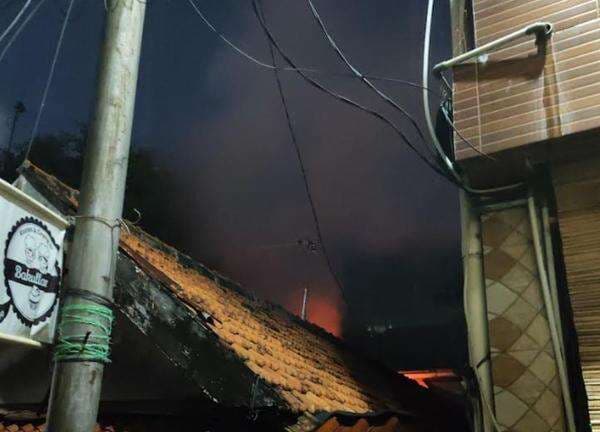 Kebakaran Rumah di Gambir Jakpus, 17 Unit Damkar Diterjunkan Kebakaran Rumah di Gambir Jakpus, 17 Unit Damkar Diterjunkan