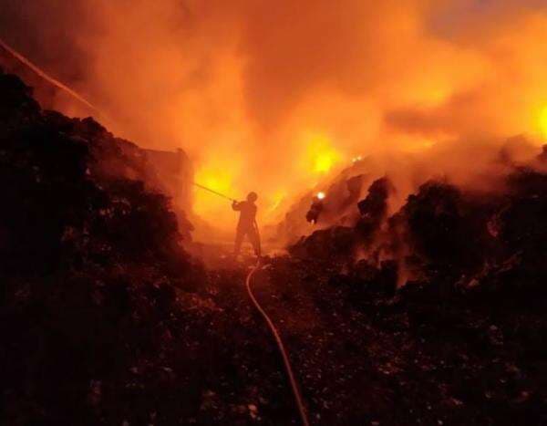 Kebakaran Hebat Landa Pabrik Plastik di Tangerang Kebakaran Hebat Landa Pabrik Plastik di Tangerang