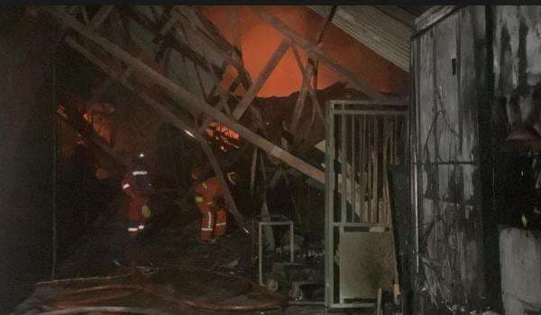 Kebakaran Gudang Perkantoran di Bekasi, Damkar: Rumah Warga Hanya Terkena Jilatan Api Kebakaran Gudang Perkantoran di Bekasi, Damkar: Rumah Warga Hanya Terkena Jilatan Api