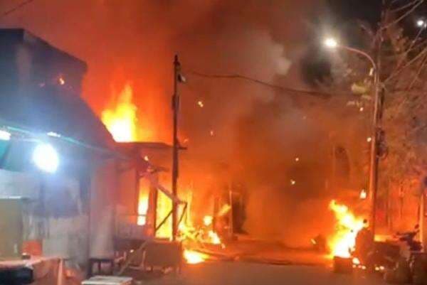 Kebakaran Melahap Rumah di Tamansari Jakbar, 15 Unit Damkar Dikerahkan Kebakaran Melahap Rumah di Tamansari Jakbar, 15 Unit Damkar Dikerahkan