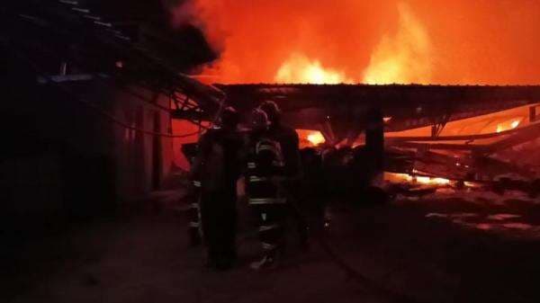 Kebakaran Hebat Gudang Oli di Jambi, Terdengar Ledakan Kebakaran Hebat Gudang Oli di Jambi, Terdengar Ledakan