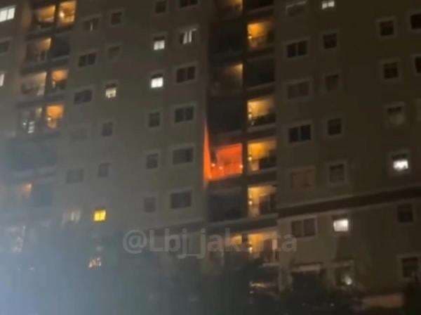 Kebakaran Landa Apartemen di Kemayoran, Api Terlihat Muncul dari Balkon Kebakaran Landa Apartemen di Kemayoran, Api Terlihat Muncul dari Balkon