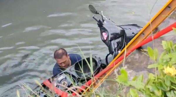 Gagal Standing, Pemotor Nyungsep ke Saluran Air di Cileungsi Bogor Gagal Standing, Pemotor Nyungsep ke Saluran Air di Cileungsi Bogor