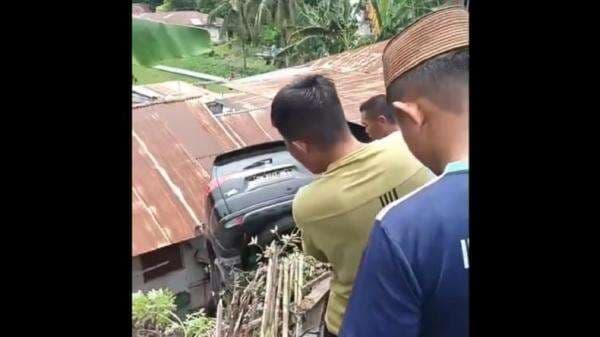 Mobil Pajero Terjun ke Jurang di Gorontalo, Nyaris Timpa Rumah Warga Mobil Pajero Terjun ke Jurang di Gorontalo, Nyaris Timpa Rumah Warga