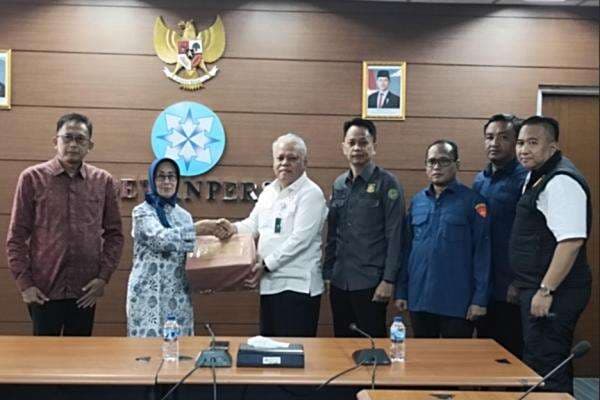 Kejagung Serahkan Dokumen Kasus Direktur JakTV ke Dewan Pers Kejagung Serahkan Dokumen Kasus Direktur JakTV ke Dewan Pers