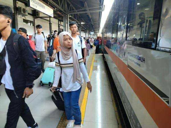 645 Ribu Lebih Tiket Kereta Api Terjual di Libur Panjang Paskah 645 Ribu Lebih Tiket Kereta Api Terjual di Libur Panjang Paskah