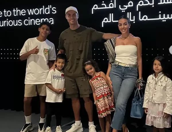 Kisah Asal Usul Kelima Anak Cristiano Ronaldo yang Lahir dari 3 Ibu yang Berbeda Kisah Asal Usul Kelima Anak Cristiano Ronaldo yang Lahir dari 3 Ibu yang Berbeda