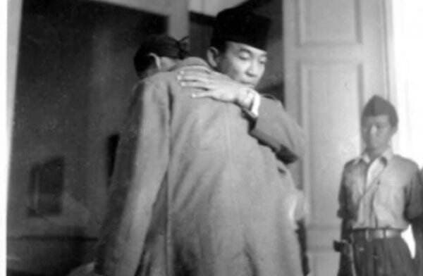 Kisah Keanehan di Balik Foto Pelukan Mesra Soekarno dengan Jenderal Soedirman