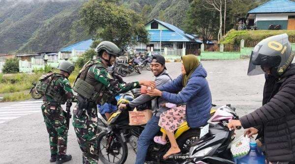 Aksi Simpatik Pasukan Elite Raider Motuliato Bagikan Takjil di Sarang OPM Aksi Simpatik Pasukan Elite Raider Motuliato Bagikan Takjil di Sarang OPM