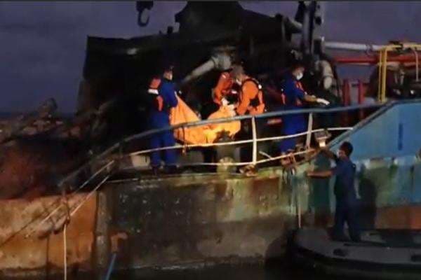 Korban Tewas Kebakaran Kapal Tanker Ronggolawe dan Tug Boat Bertambah Jadi 3 Orang Korban Tewas Kebakaran Kapal Tanker Ronggolawe dan Tug Boat Bertambah Jadi 3 Orang