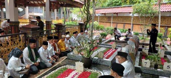 Kunjungi Ponpes Tebuireng, Bahlil Ingin Silaturahmi Ulama dan Umara Tetap Terjaga Kunjungi Ponpes Tebuireng, Bahlil Ingin Silaturahmi Ulama dan Umara Tetap Terjaga