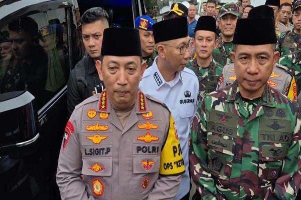 Kunjungi Rumah Briptu M Ghalib Korban Penembakan TNI, Kapolri Sampaikan Belasungkawa Kunjungi Rumah Briptu M Ghalib Korban Penembakan TNI, Kapolri Sampaikan Belasungkawa