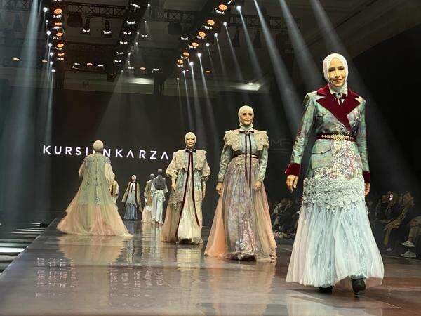 5 Koleksi Sukses Mencuri Perhatian di Penutupan IN2MF, dari Deden Siswanto hingga Kursien Karzai 5 Koleksi Sukses Mencuri Perhatian di Penutupan IN2MF, dari Deden Siswanto hingga Kursien Karzai