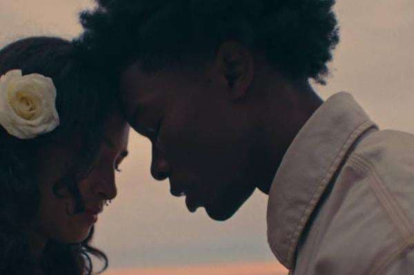 Lirik Lagu Here with Me - d4vd dan Terjemahan: Menyelami Makna Cinta yang Abadi Lirik Lagu Here with Me - d4vd dan Terjemahan: Menyelami Makna Cinta yang Abadi