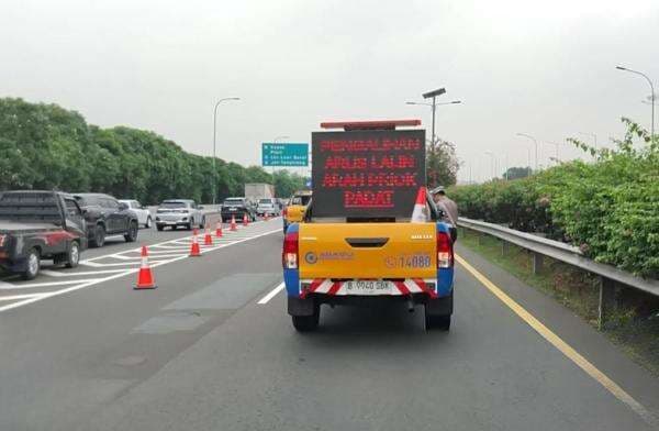Lalin di Tol Sedyatmo Jakut Dialihkan Imbas Macet Parah Lalin di Tol Sedyatmo Jakut Dialihkan Imbas Macet Parah