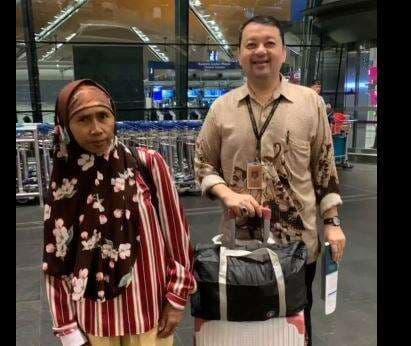 Tangis Haru Sambut Mak Ribut TKW Batang yang 19 Tahun Hilang Kontak di Malaysia Tangis Haru Sambut Mak Ribut TKW Batang yang 19 Tahun Hilang Kontak di Malaysia