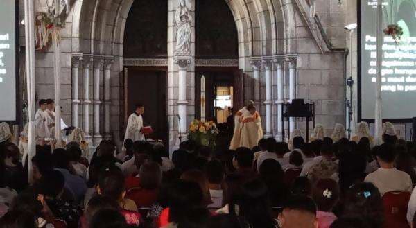 Misa Malam Paskah, Katedral Jakarta Angkat Tema Kepedulian terhadap Masyarakat Miskin Misa Malam Paskah, Katedral Jakarta Angkat Tema Kepedulian terhadap Masyarakat Miskin