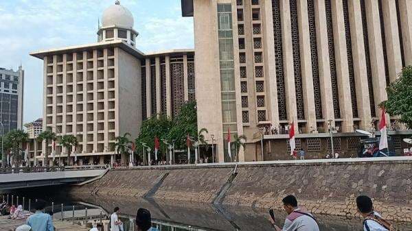 Mantan Artis Sekar Arum Pakai Uang Palsu Rp10 Juta untuk Beramal ke Masjid Istiqlal Mantan Artis Sekar Arum Pakai Uang Palsu Rp10 Juta untuk Beramal ke Masjid Istiqlal