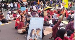 May Day! Buruh Bawa Poster Dilan: Maaf Dek, Belum Bisa Nikahin Kamu, Gaji Abang Rendah