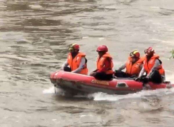 Tragis! Hanyut Sejauh 1,5 Km, Bocah Tewas Tenggelam di Ciliwung Tragis! Hanyut Sejauh 1,5 Km, Bocah Tewas Tenggelam di Ciliwung