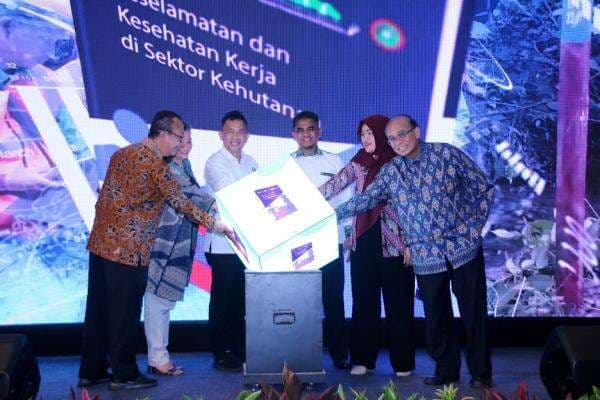 Membanggakan, RI Negara Pertama Adaptasi Kaidah K3 ILO di Sektor Kehutanan Membanggakan, RI Negara Pertama Adaptasi Kaidah K3 ILO di Sektor Kehutanan