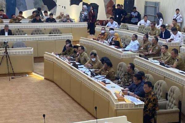 Mendagri Terima Usulan Pelantikan 15 Kepala Daerah: Hanya Gubernur Dilantik Presiden Mendagri Terima Usulan Pelantikan 15 Kepala Daerah: Hanya Gubernur Dilantik Presiden