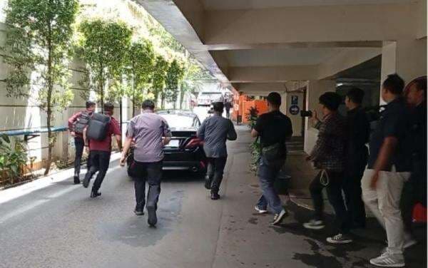 Isu Reshuffle, Mendiktisaintek Satryo Tinggalkan Kantor Hindari Wartawan Isu Reshuffle, Mendiktisaintek Satryo Tinggalkan Kantor Hindari Wartawan