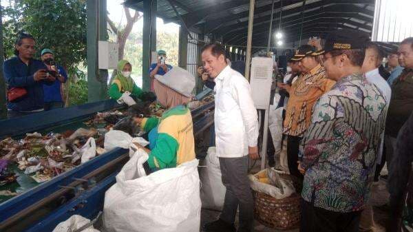 Menteri Lingkungan Hidup Sambangi TPA Sampah Banyuroto Kulonprogo, Ini Targetnya Menteri Lingkungan Hidup Sambangi TPA Sampah Banyuroto Kulonprogo, Ini Targetnya