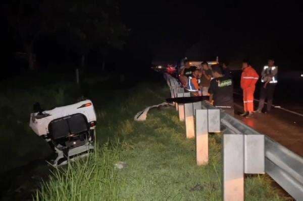 Kecelakaan Minibus Terbalik di Tol Ngawi-Solo, 1 Orang Penumpang Tewas Kecelakaan Minibus Terbalik di Tol Ngawi-Solo, 1 Orang Penumpang Tewas