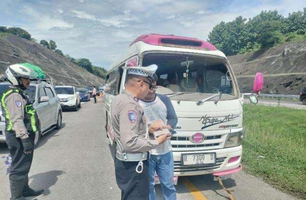 Kecelakaan Minibus Travel di Km 183 Tol Cipali, 2 Penumpang Dievakuasi ke RS Kecelakaan Minibus Travel di Km 183 Tol Cipali, 2 Penumpang Dievakuasi ke RS