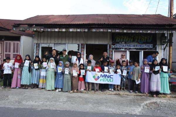 MNC Peduli Salurkan Buku Bacaan untuk Galakkan Literasi Anak di Pandai Sikek Tanah Datar MNC Peduli Salurkan Buku Bacaan untuk Galakkan Literasi Anak di Pandai Sikek Tanah Datar
