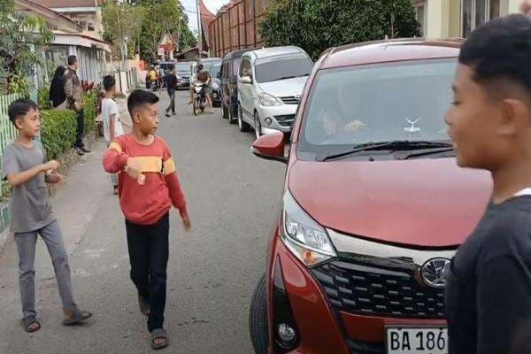 Mobil Pemudik Nyasar di Bukititinggi Gara-gara Google Maps, Bocah-bocah Mendadak Jadi Pak Ogah Mobil Pemudik Nyasar di Bukititinggi Gara-gara Google Maps, Bocah-bocah Mendadak Jadi Pak Ogah