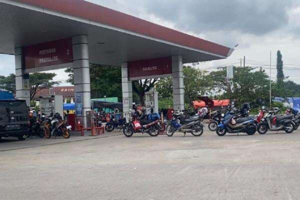 Momen Ribuan Pemudik Salat Jumat Berjamaah di Pantura Cirebon Momen Ribuan Pemudik Salat Jumat Berjamaah di Pantura Cirebon